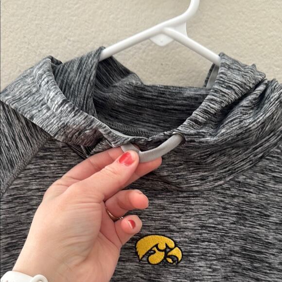 Iowa Hawkeyes Hooded Lightweight Pullover with Logo - Picture 6 of 7